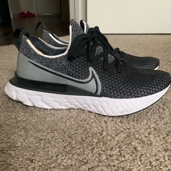 Nike Shoes - Women’s Nike tennis shoes size 9